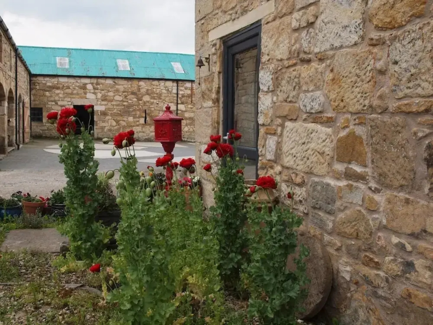 Beautiful 1-bed Barn Conversion Studio Apartment