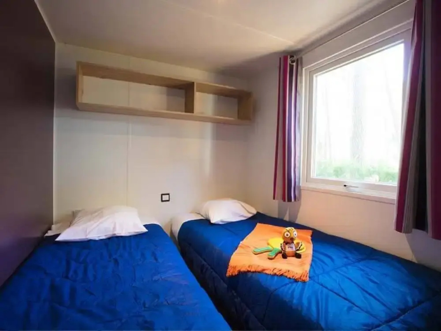 Pretty Mobile Home With a Covered Terrace 100 m From the Beach