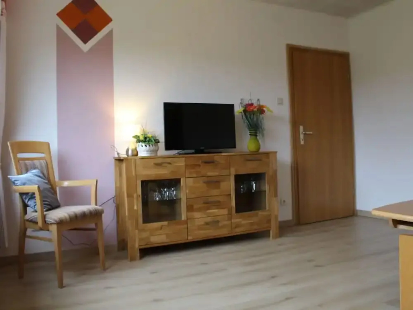 Comfortable Home With Large Sunny Garden In Beautiful Surroundings