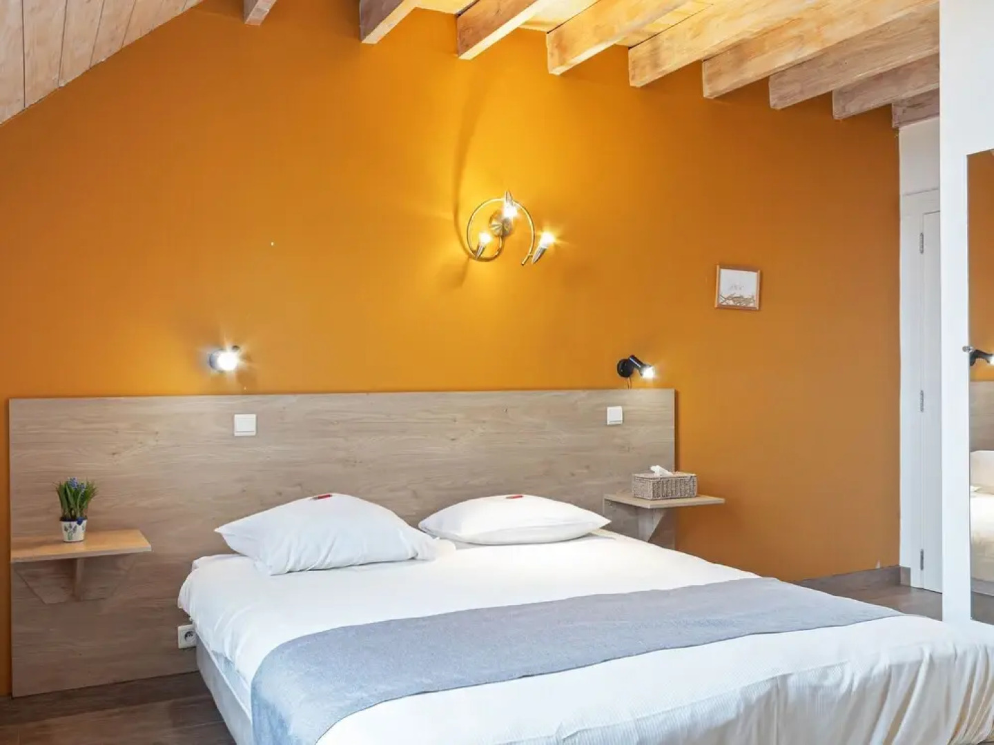 Beautifully Renovated Farmhouse for Groups, With Indoor Pool and Sauna