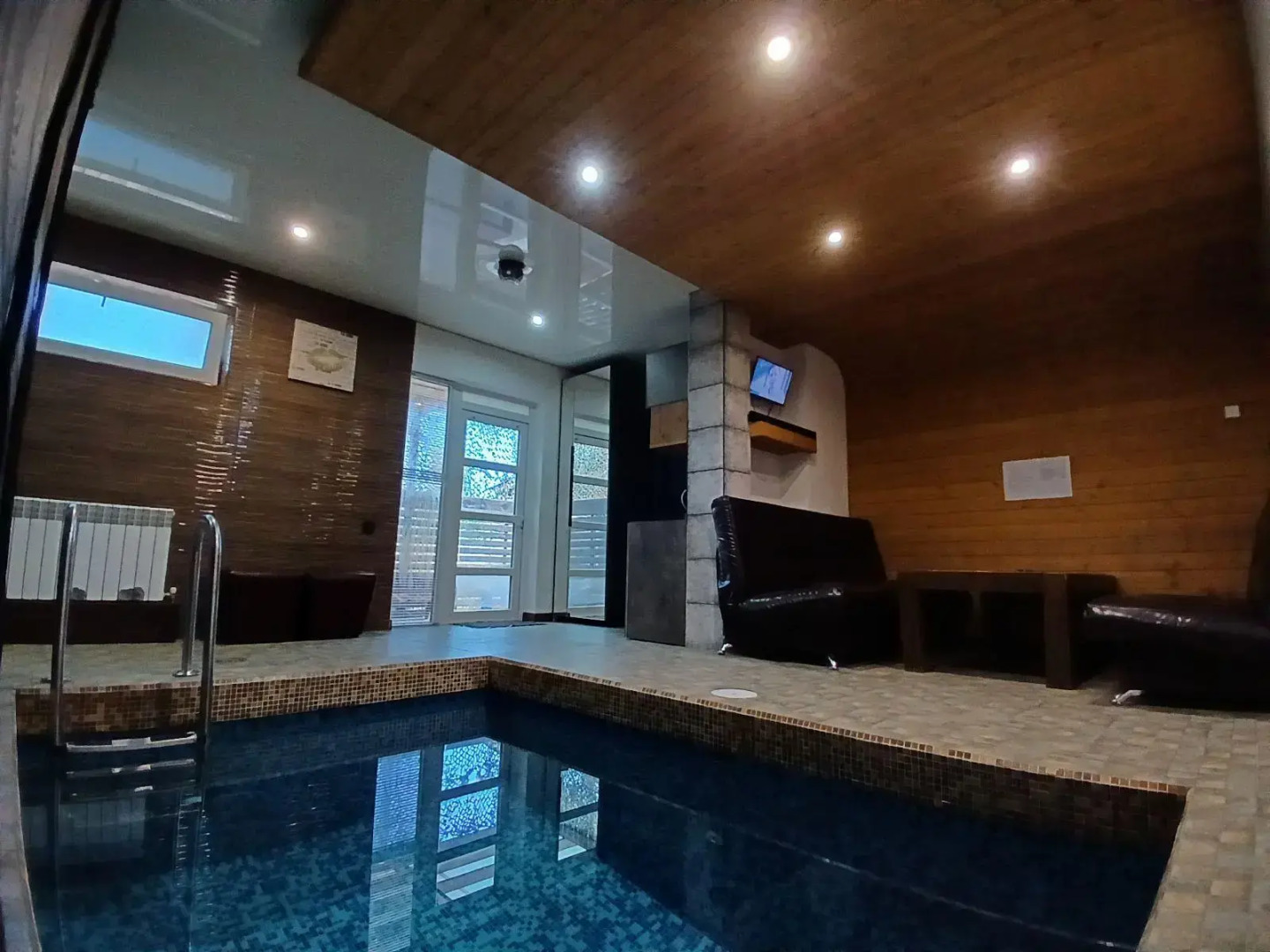 Гостевой дом с бассейном и баней в Дубках