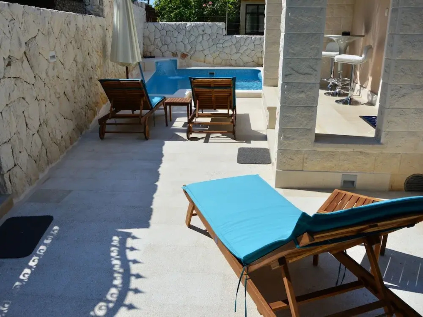 Majestic Villa in Okrug Donji With Swimming Pool