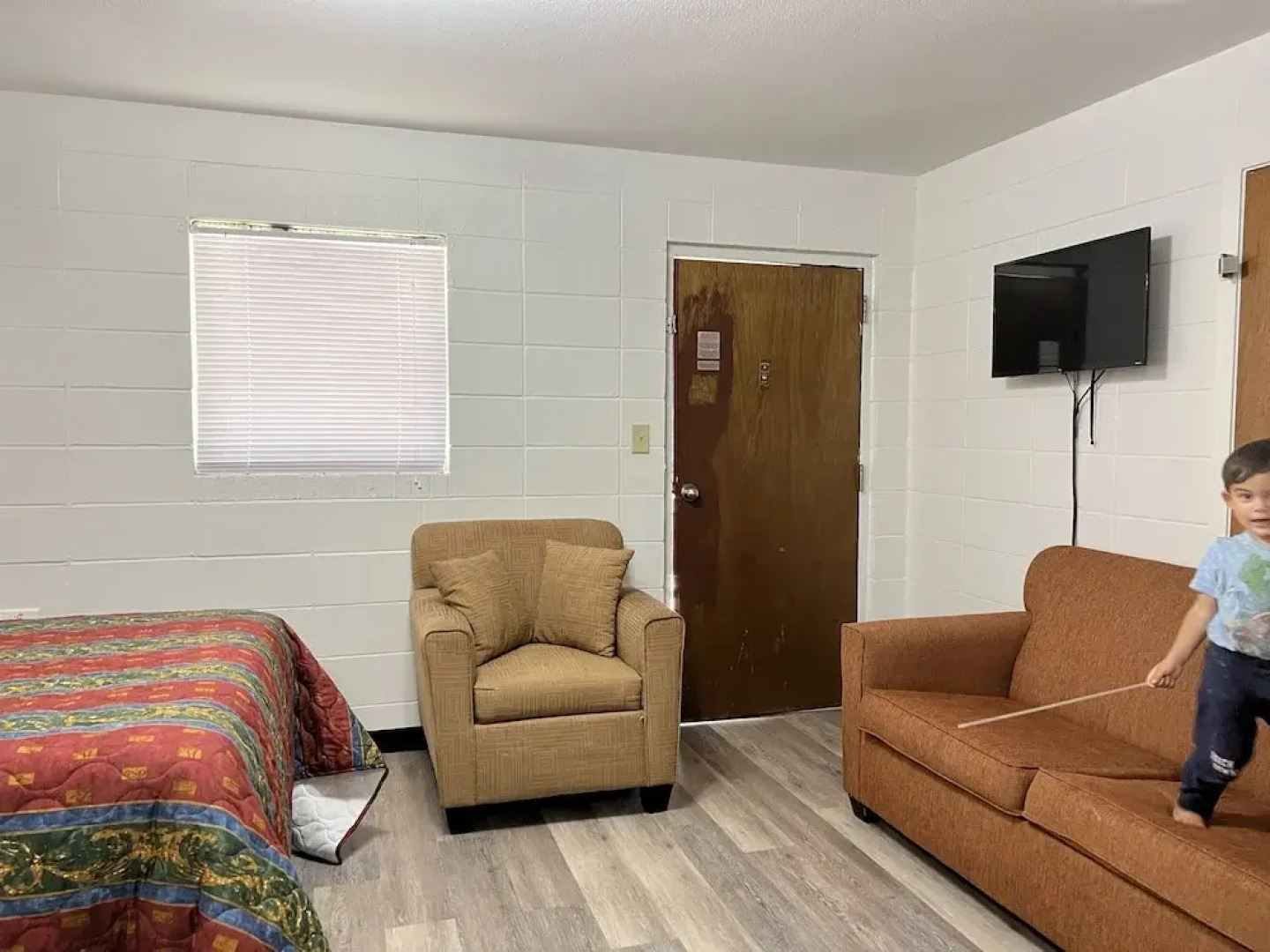 Driftwood Inn and Lodge by the lake