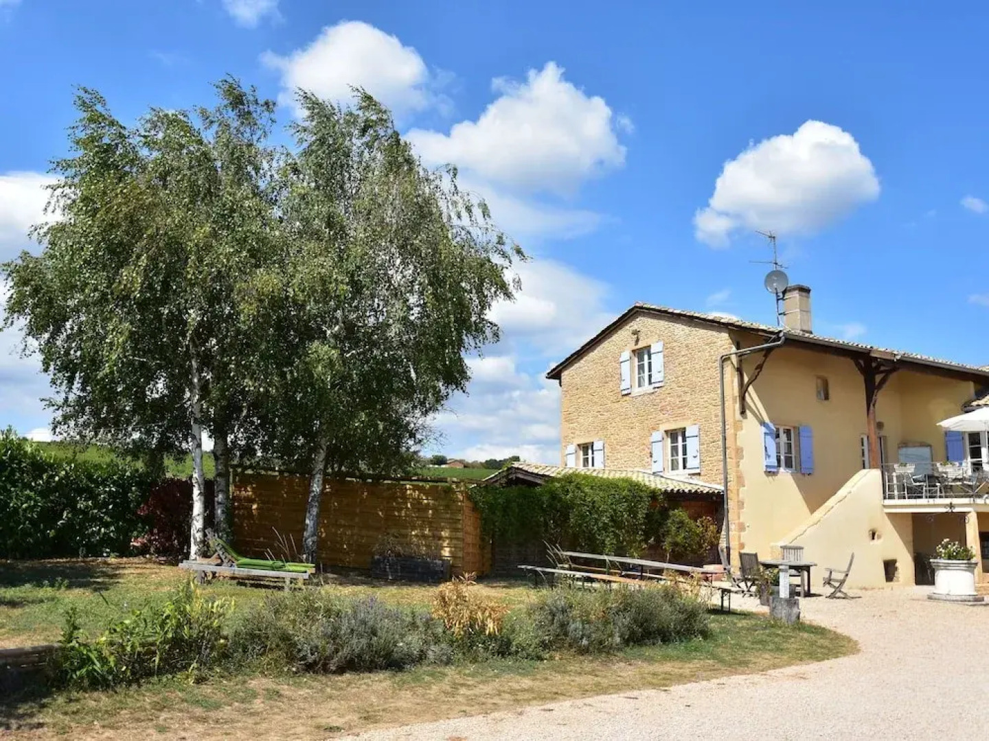 Spacious Mansion in Vinzelles With Swimming Pool