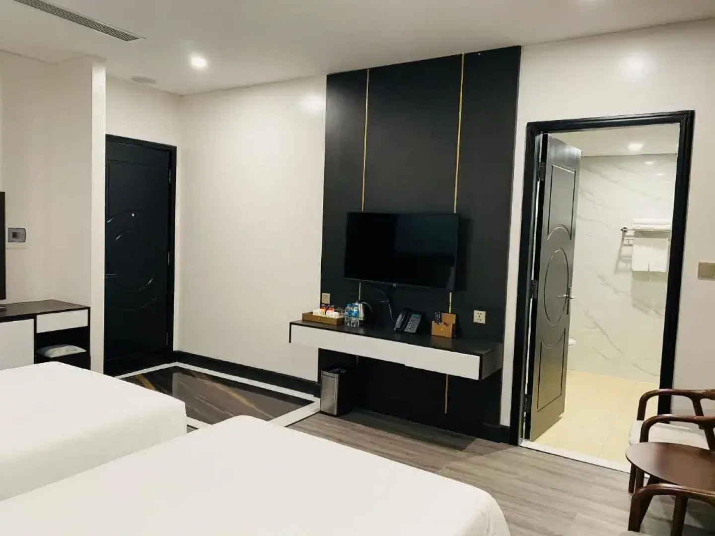 Diamond Hotel Van Đon