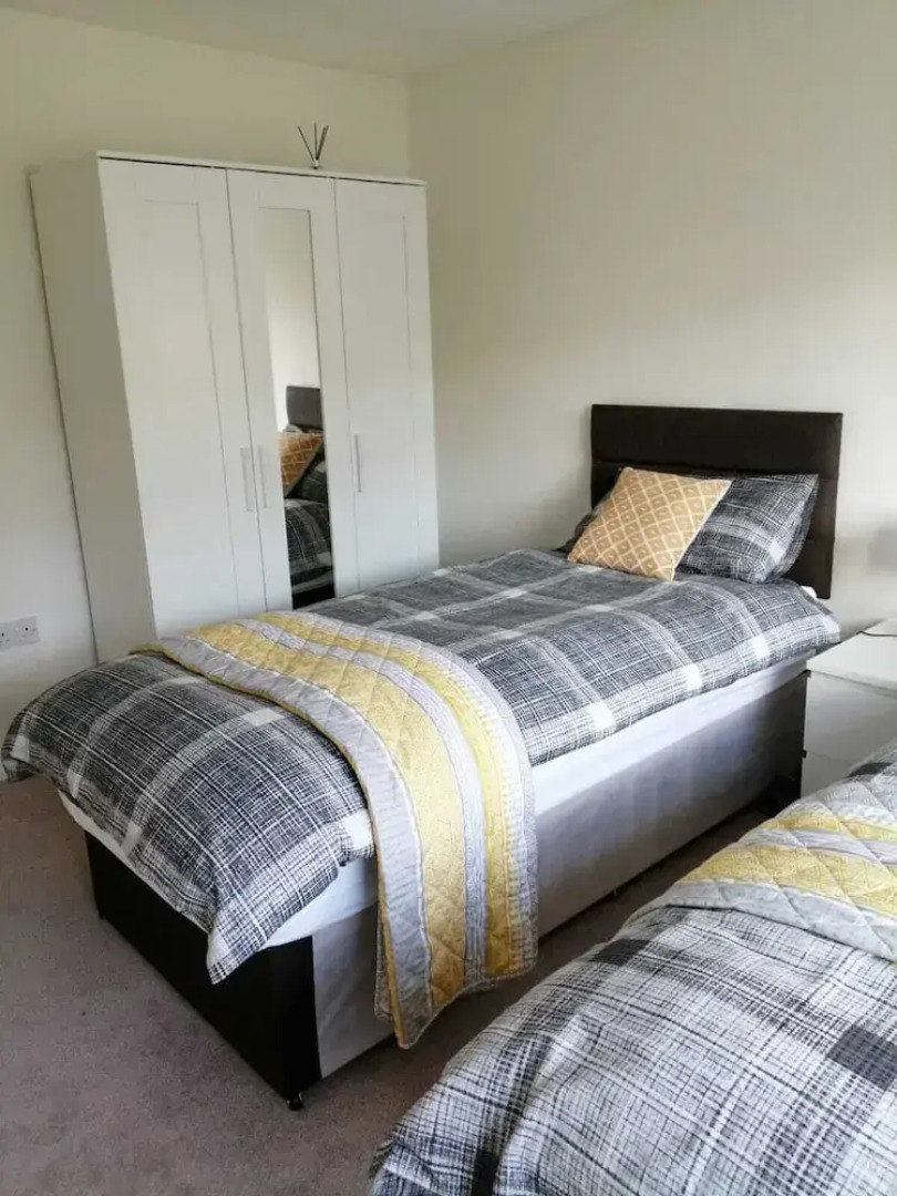 Gatwick Apartments, Direct Link to London