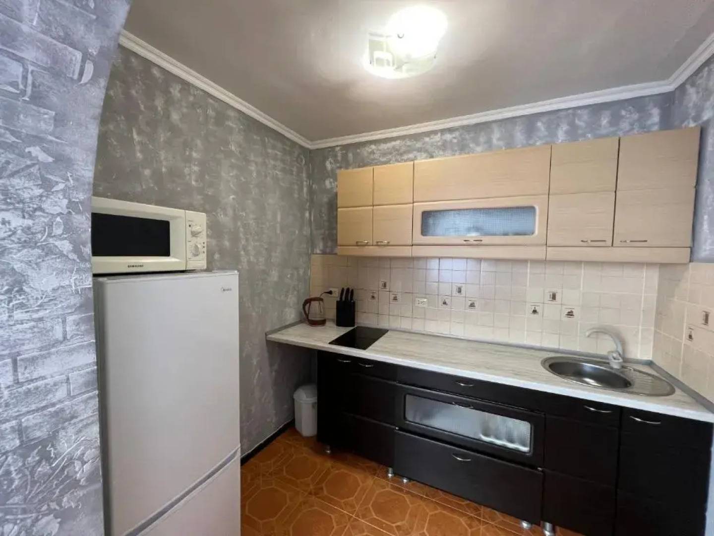 2-x комнатные апартаменты в центре Гагры, 1-я линия