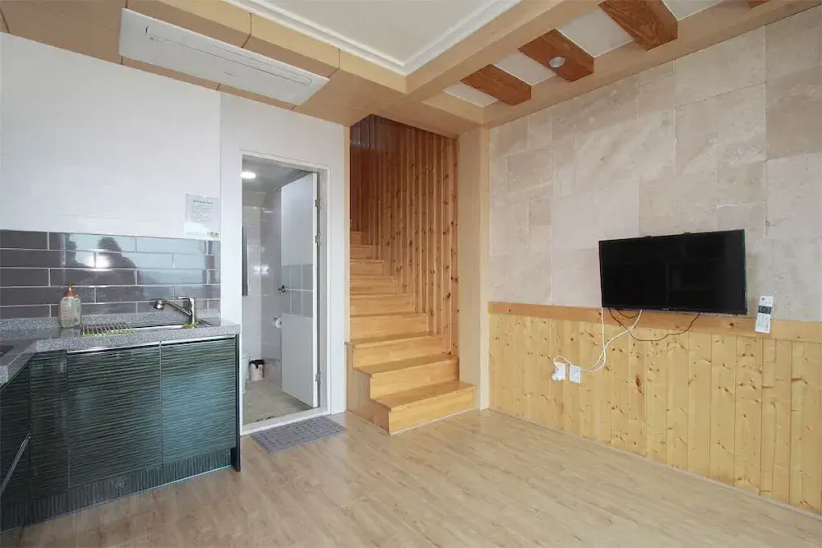 Blue Road Town Pension-Crystal