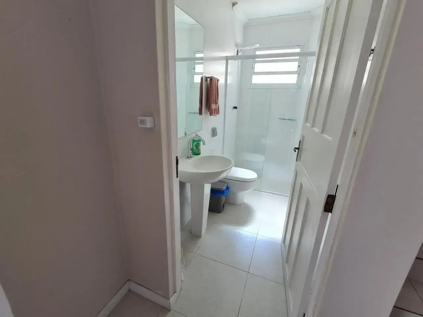 Ampla casa com 5 quartos e vista para o mar