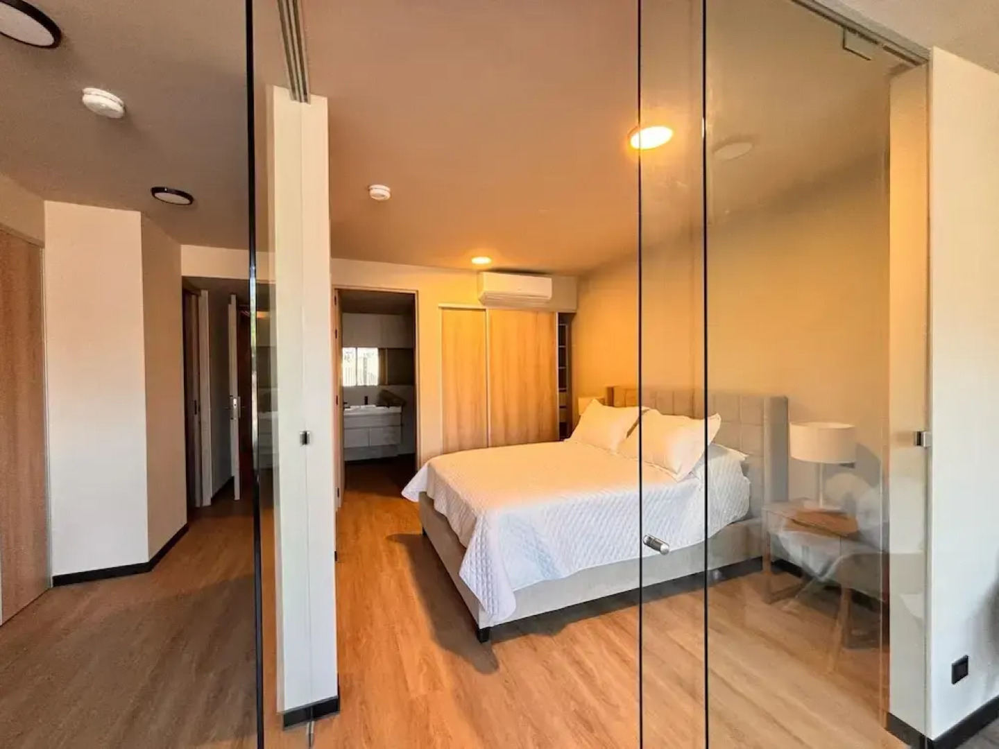 BEE Suites San José - Santa Ana