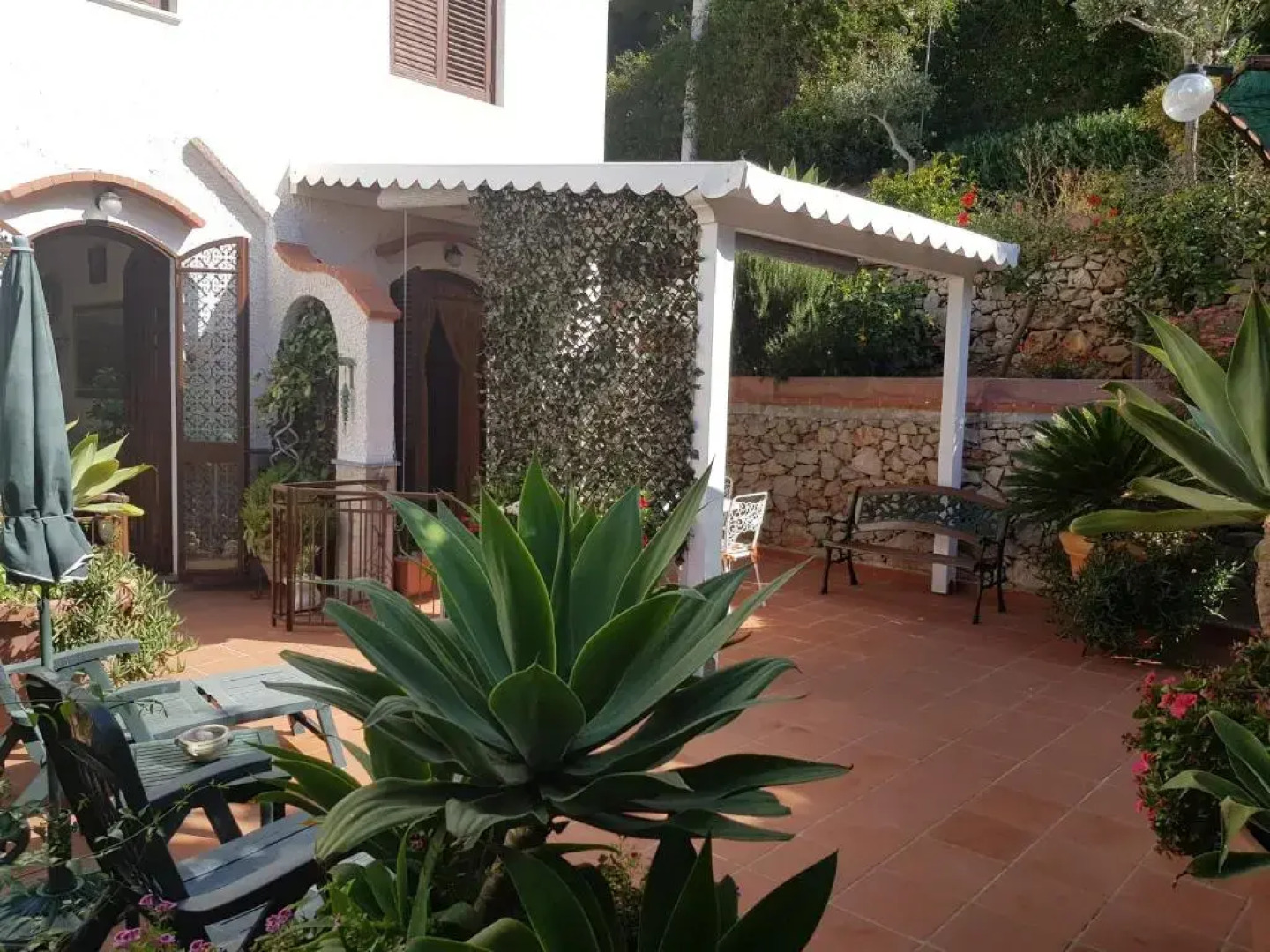 Villa del Golfo Urio with swimming pool shared by the two apartments