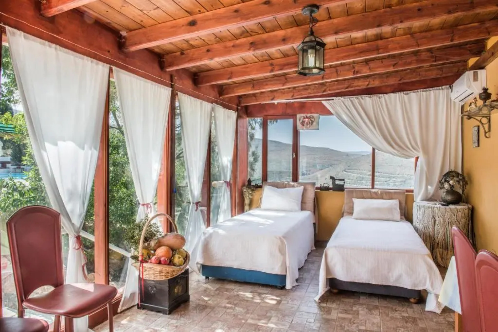 House with private pool, isolated, unique view.