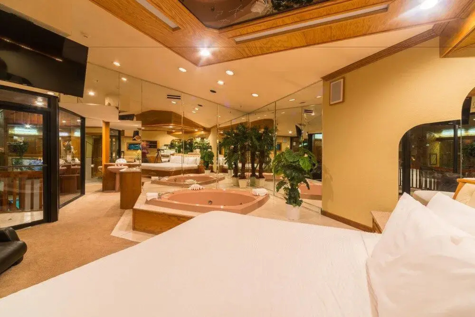 Sybaris Pool Suites Mequon