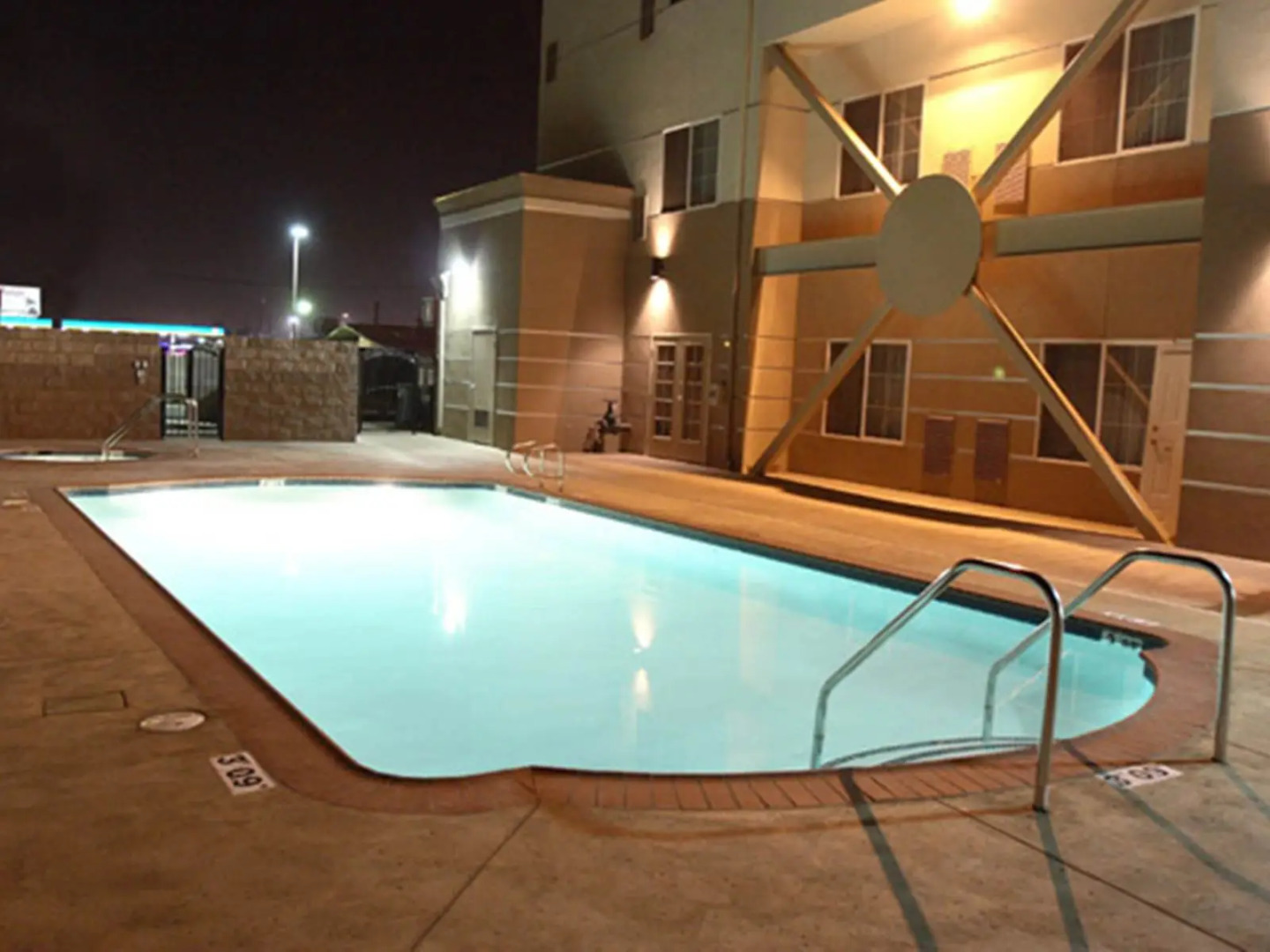 Holiday Inn Express and Suites Bakersfield Central by IHG