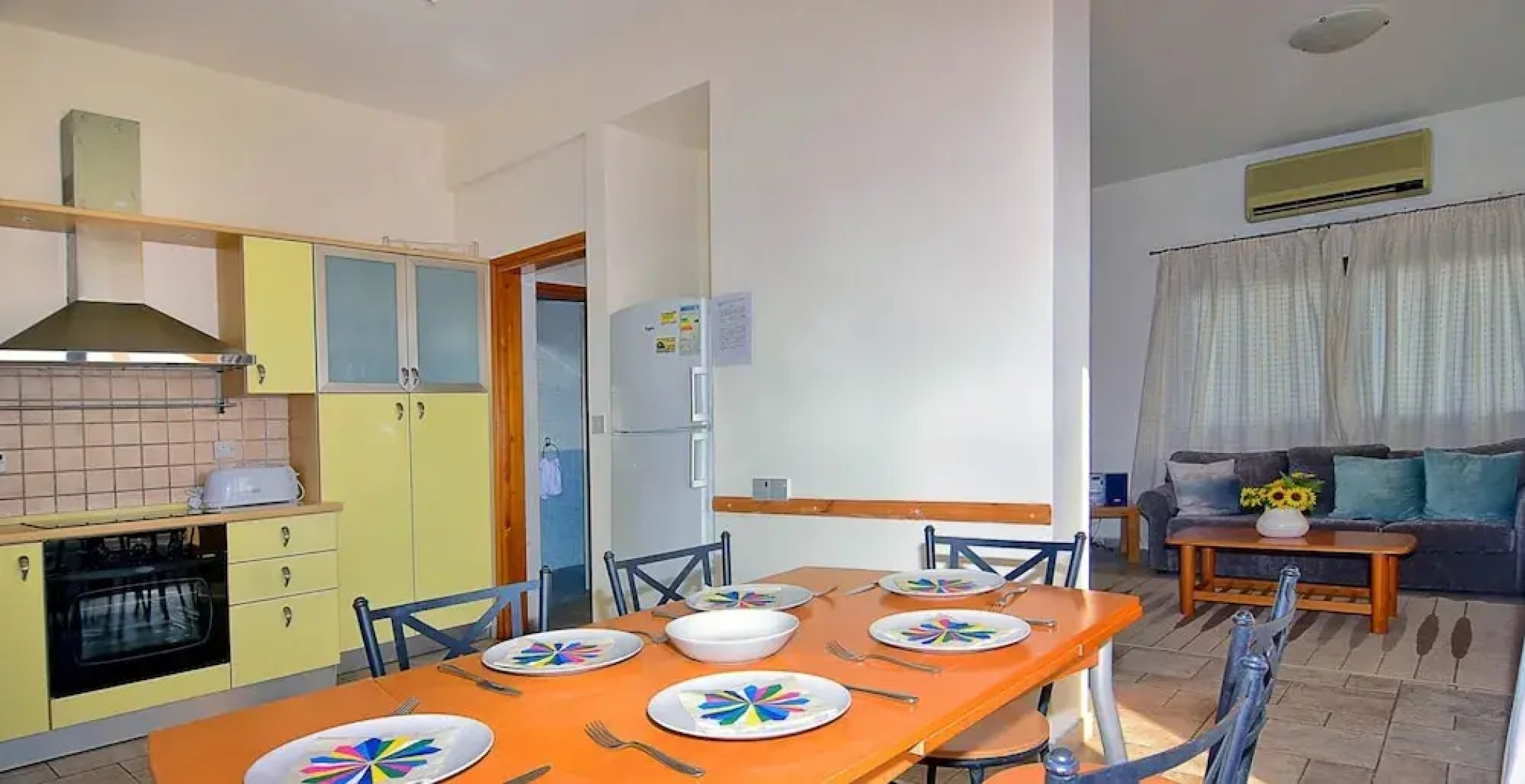 Wonderful Quiet Area, Completely Privacy, Large Private Pool, Colourful Garden