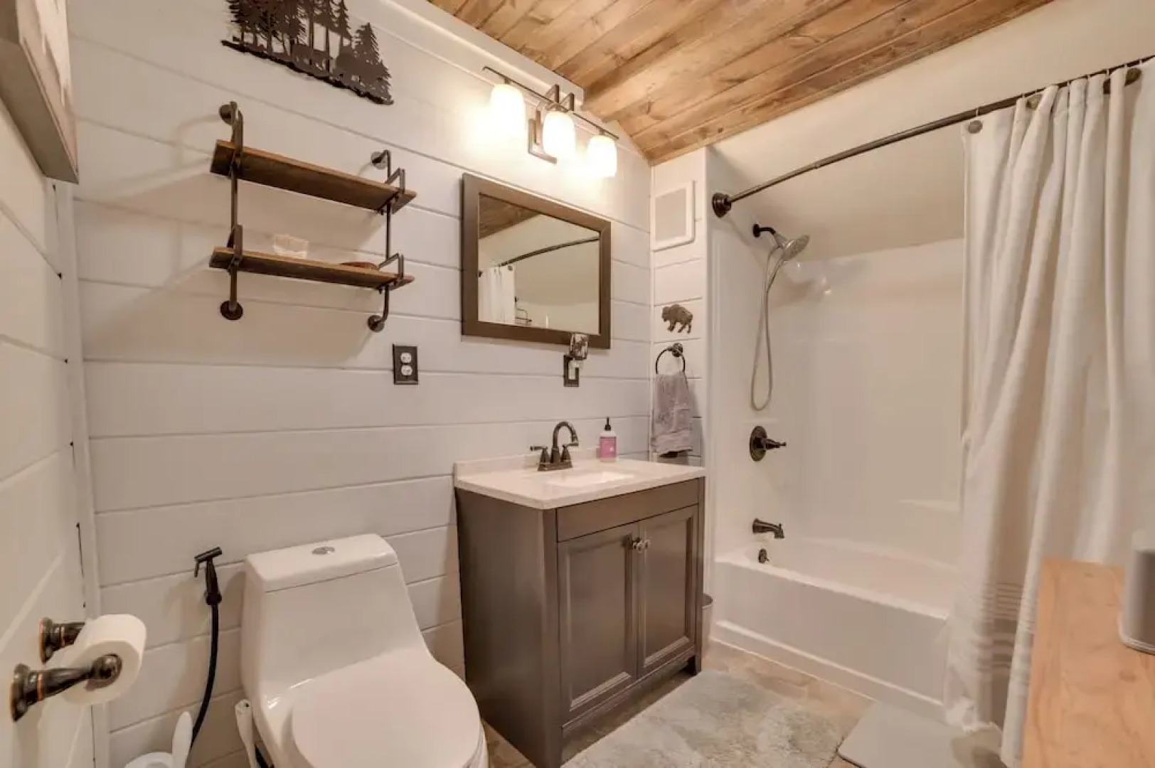 Family-friendly Cabin: Walk to Lake Access!