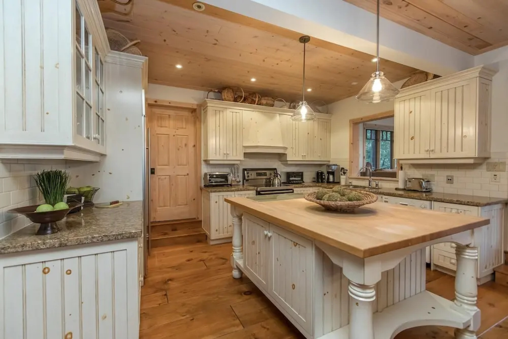 Fabulous Lake Muskoka Cottage & Boathouse~the perfect retreat!