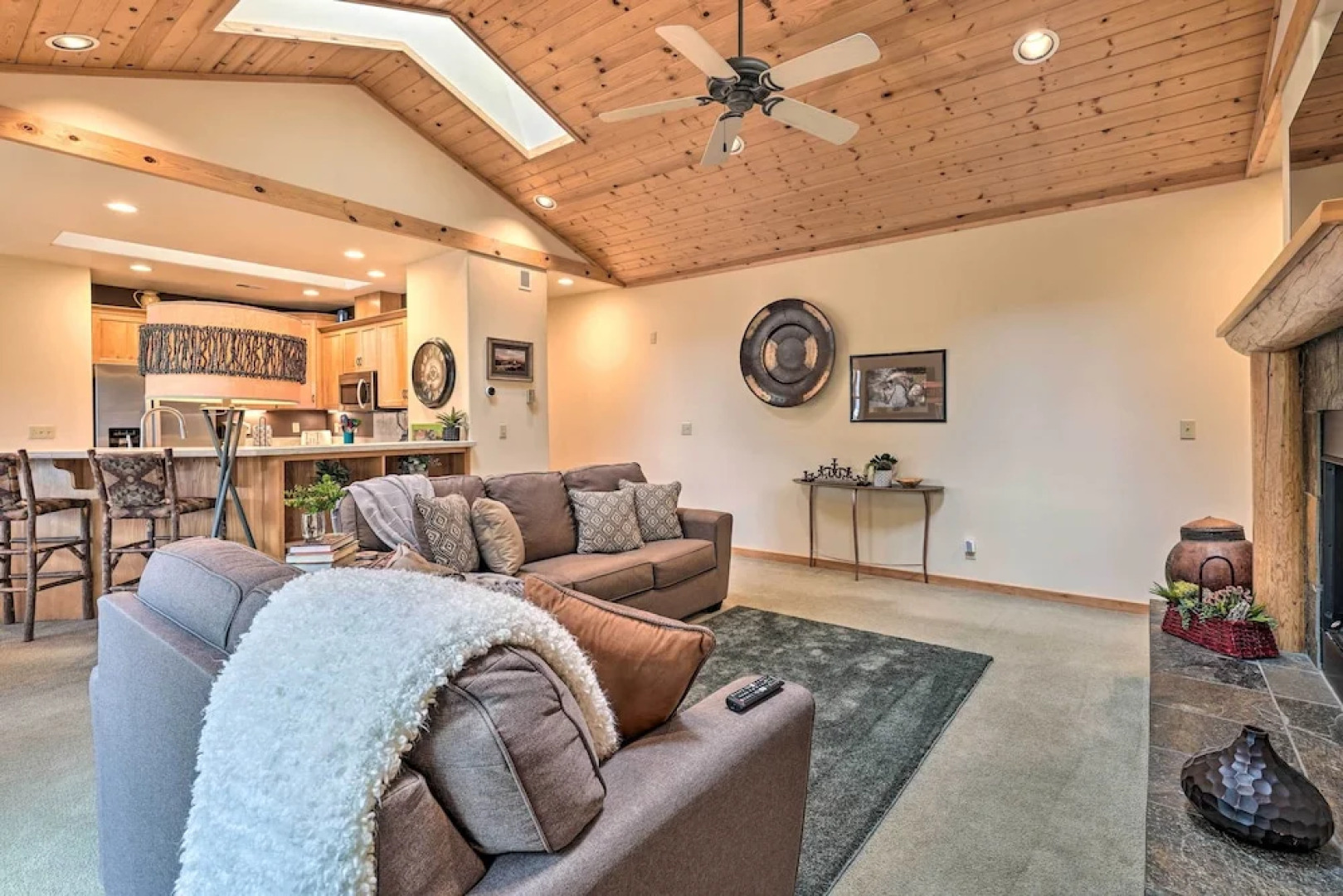 Sisters Getaway w/ Hot Tub ~ Half-mi to Dtwn!