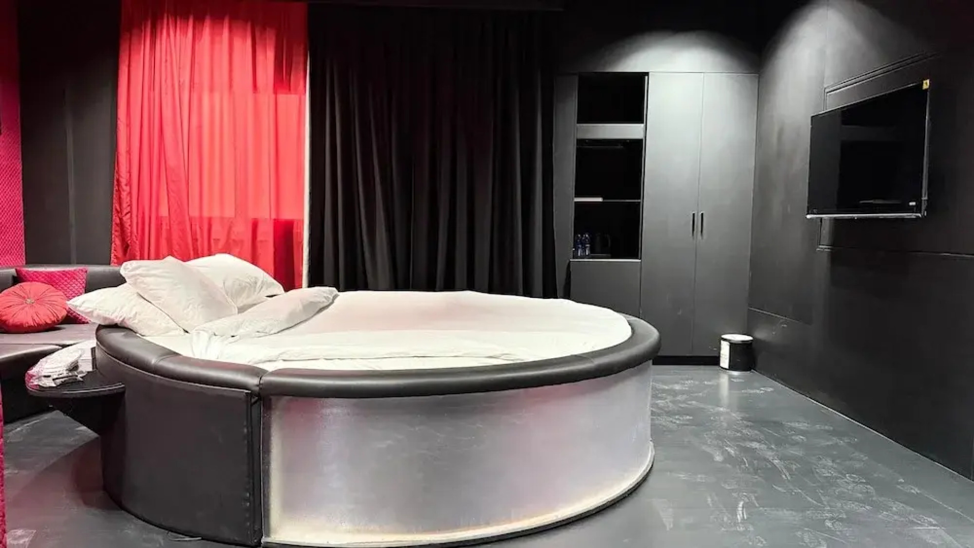 Royal Tulip Dancenter Suites Sharjah