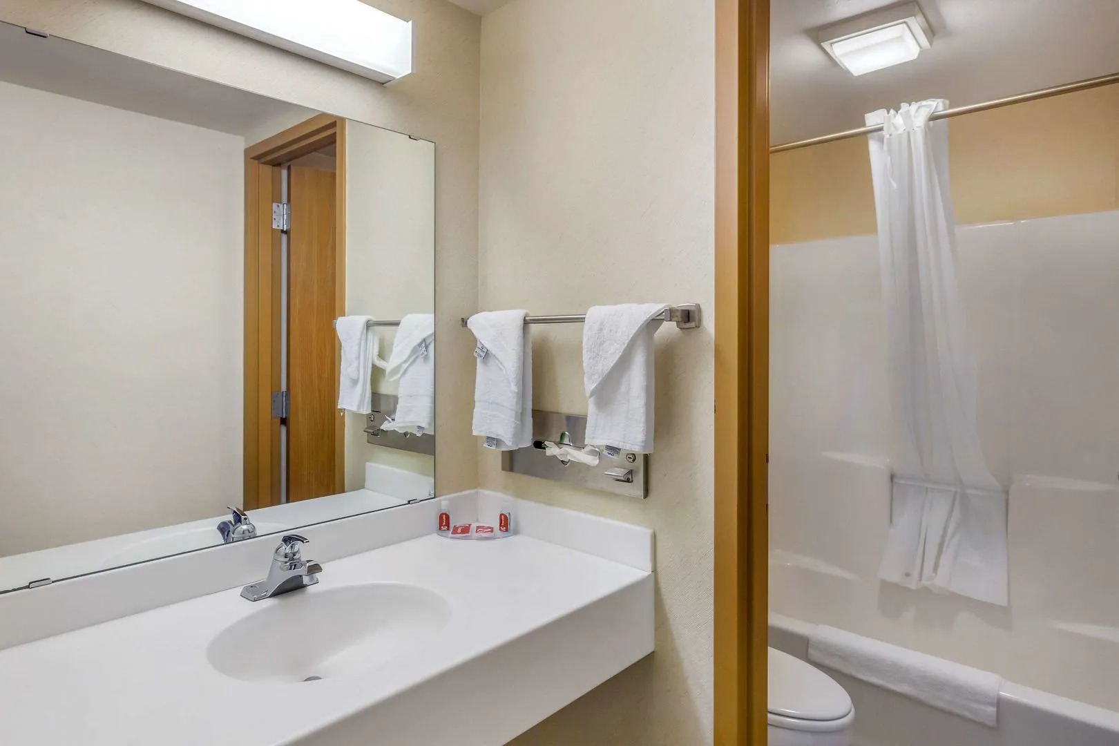 Econo Lodge Inn & Suites Oconto