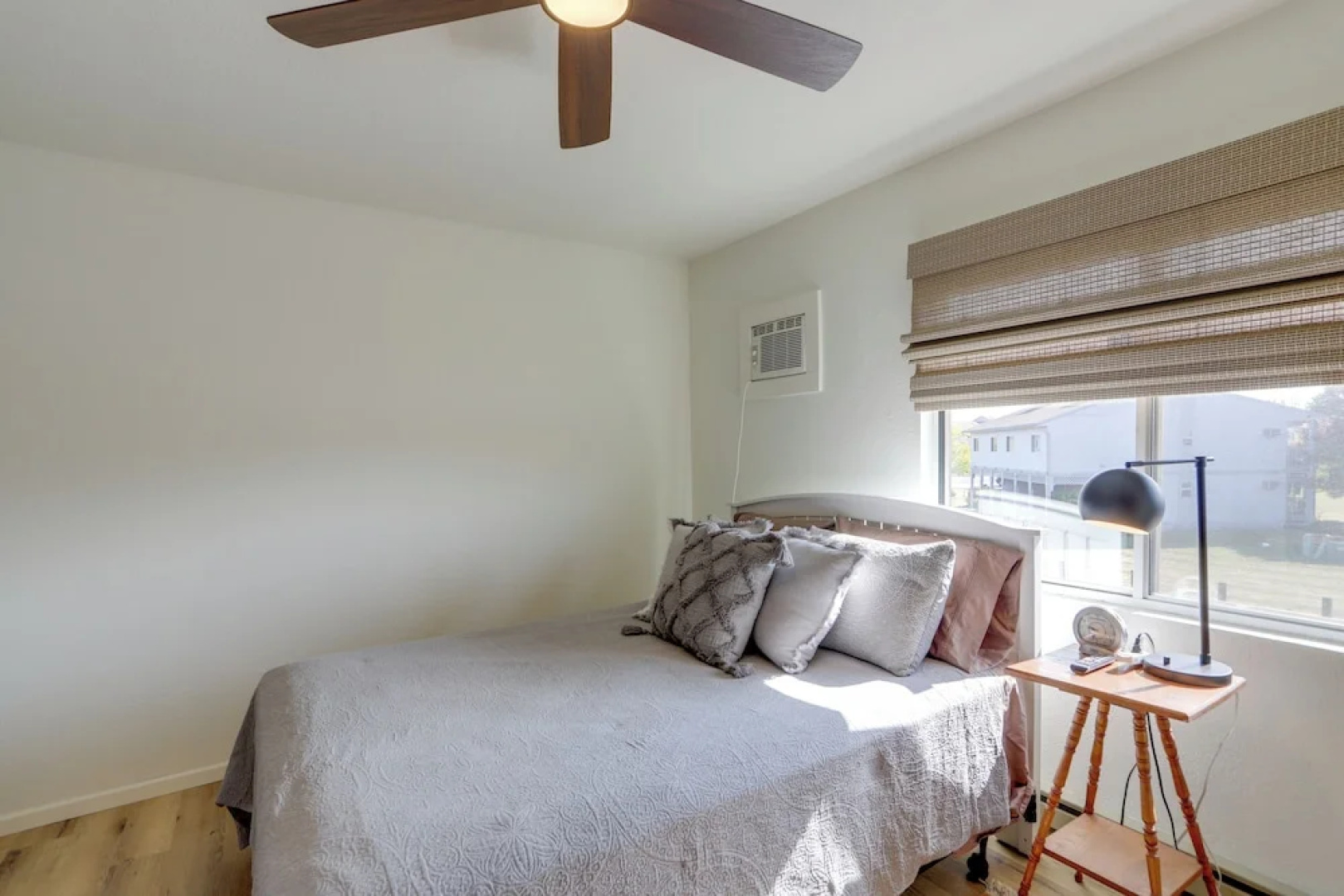 Pet-friendly Oak Harbor Condo: Walk to Lake!