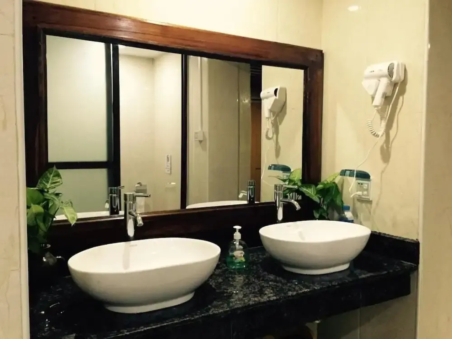 Mr. Charles Guest House - Hostel