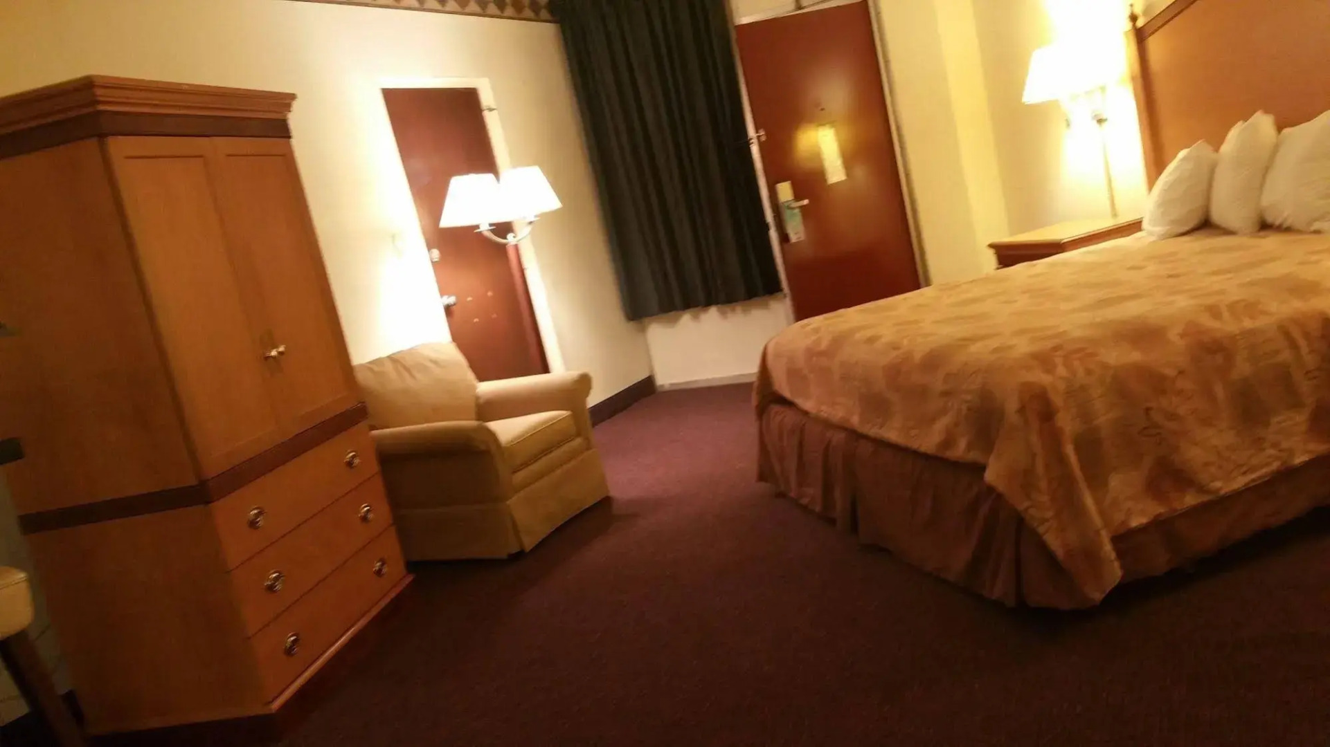 Econo Lodge Inn & Suites