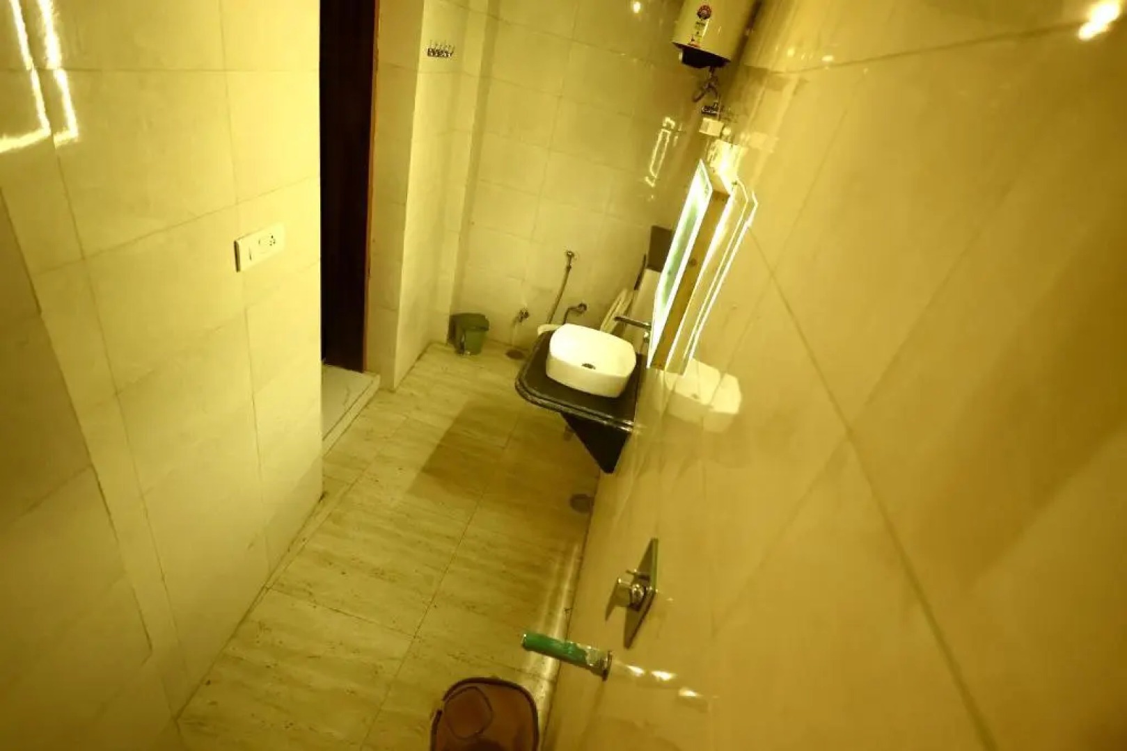 Lucky Restaurant And Guest House