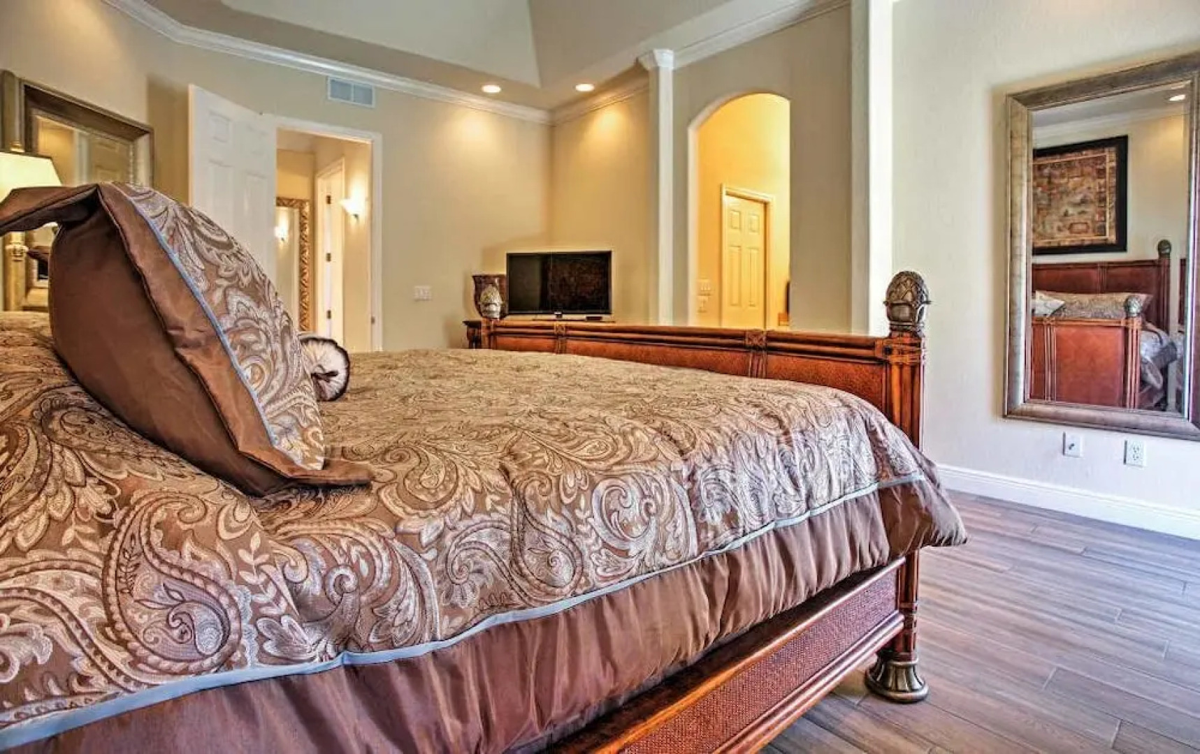 Naples vacation Rental, private pool, close to Vanderbilt Beach and De