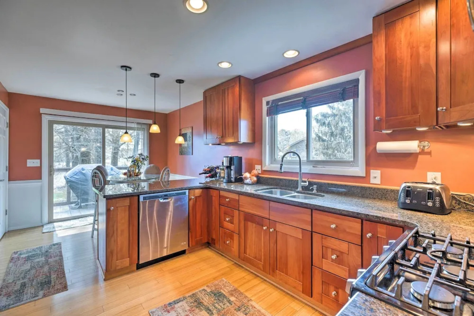 'river's Edge Retreat With Kayaks & River Access!