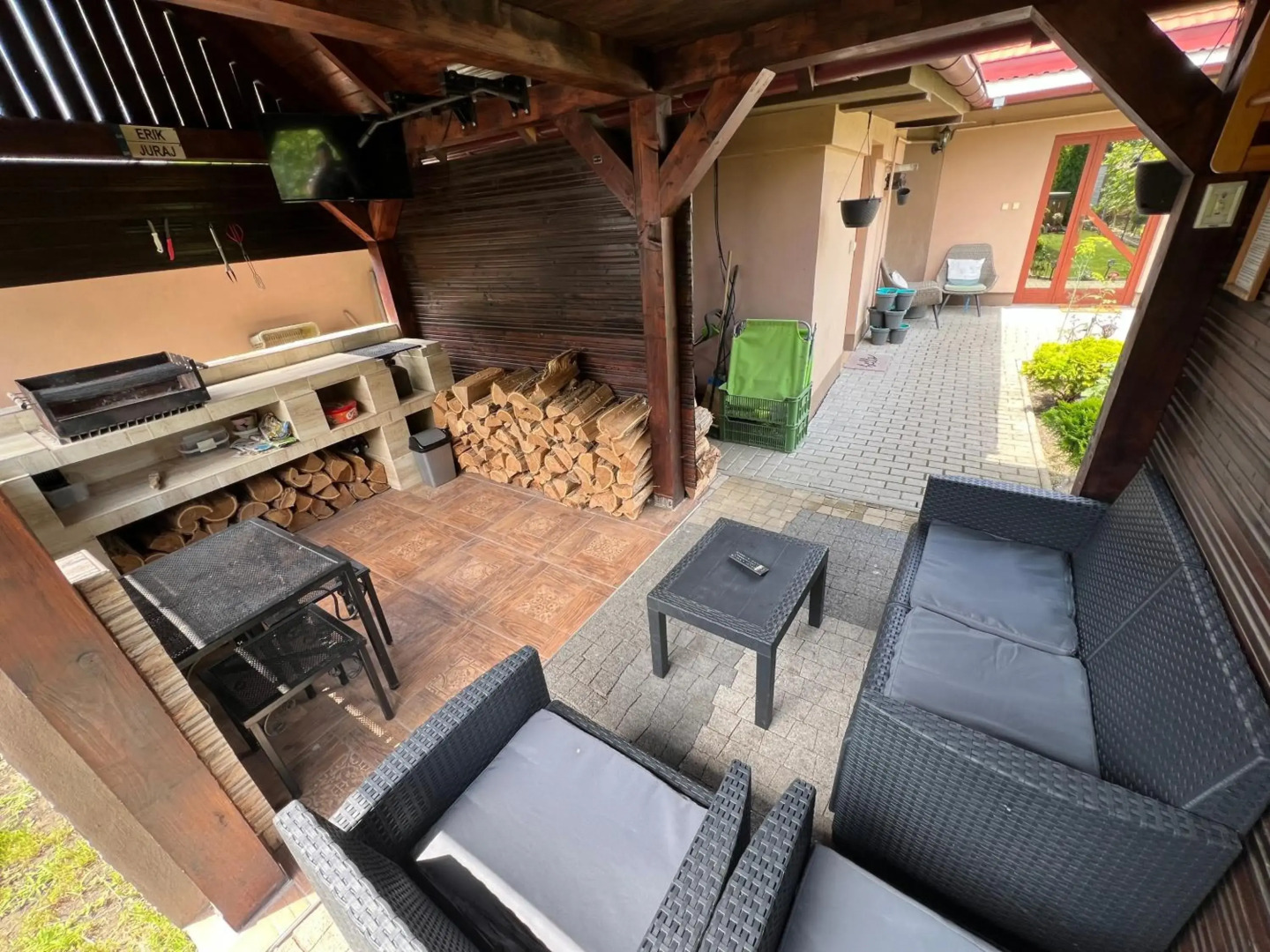 Priestranný dom v tichej časti mesta Levice.