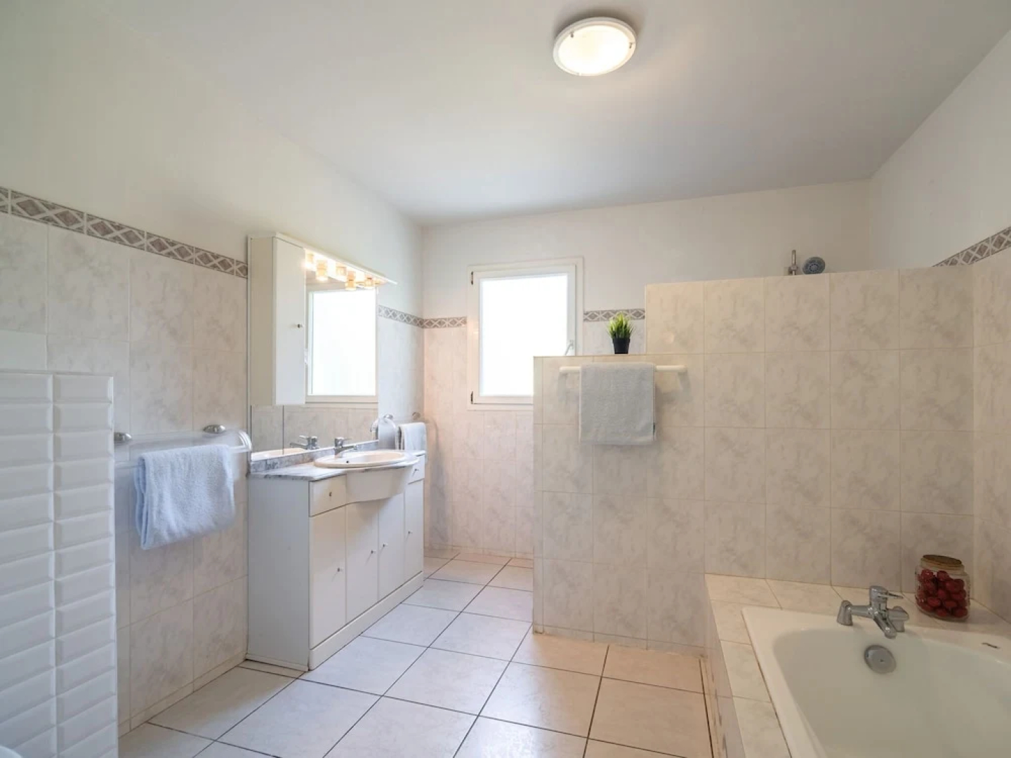 Lavish Villa in Pouzols-Minervois with Jacuzzi