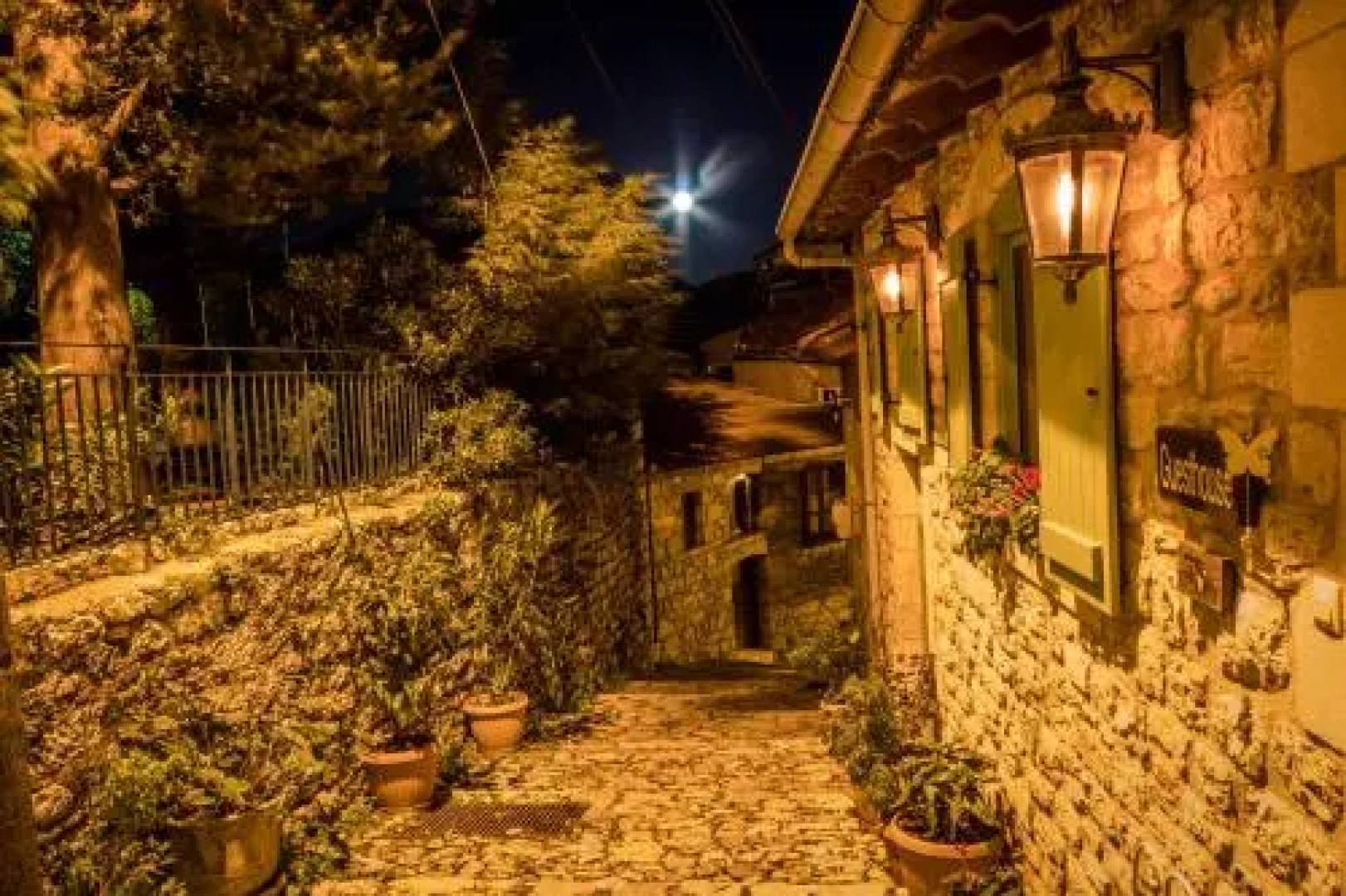 Enastron Guesthouse