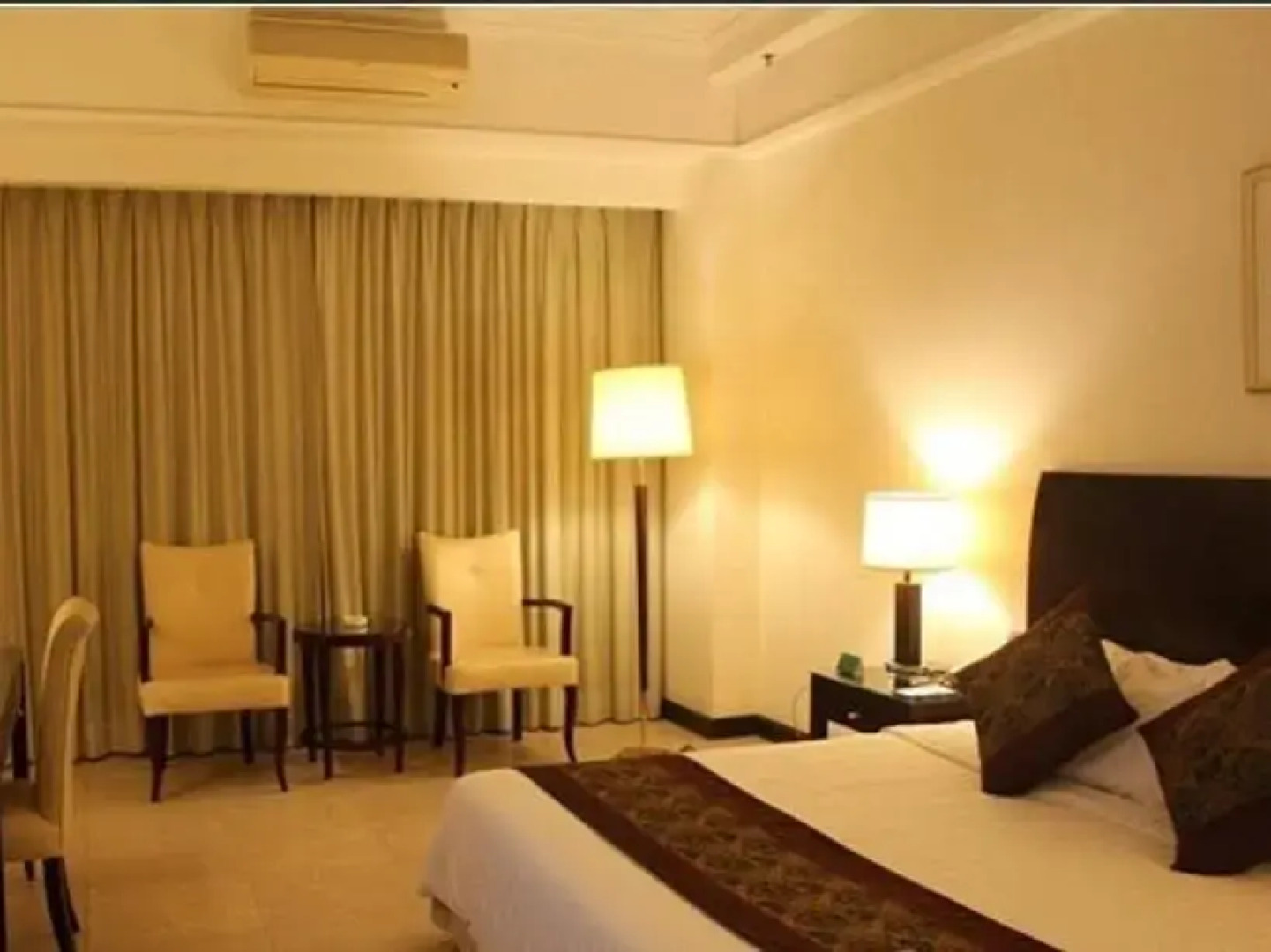 Clifford Golden Lake Hotel