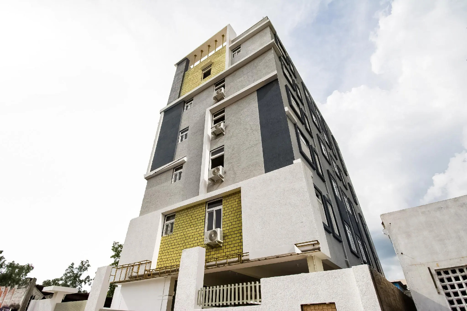 OYO 40630 Sriman Inn