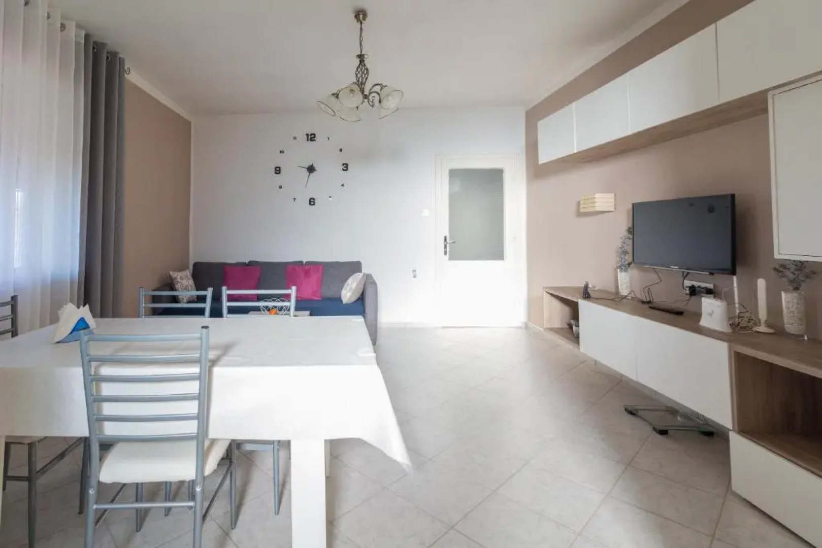 House Jasmin large garden, near Nin