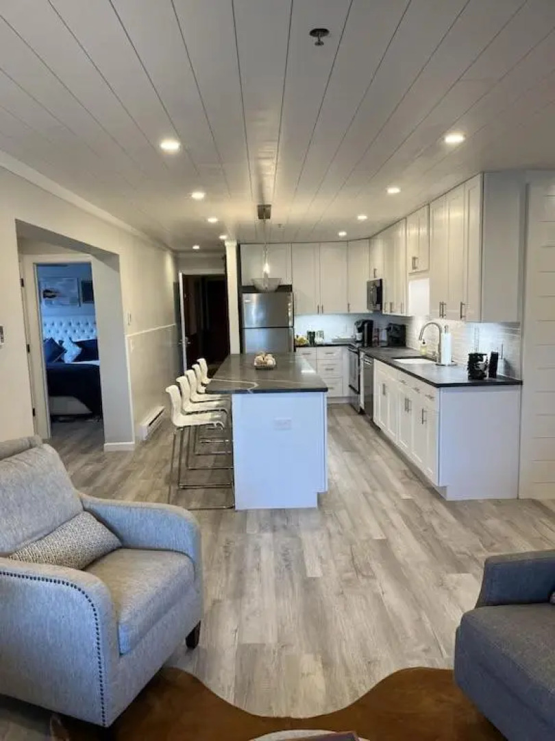 Newly renovated 4 bedroom condo. Short 150 yard walk to ski lift. Hot tubs.