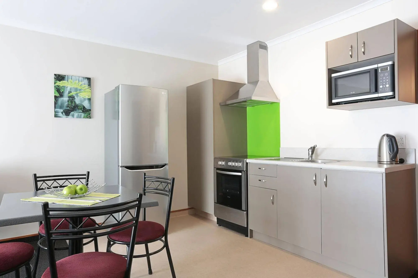 Admiral Court Motel & Apartments