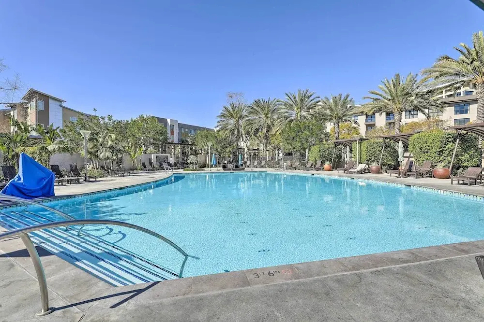 Modern Irvine Condo w/ Pool - 7 Mi to Beach!