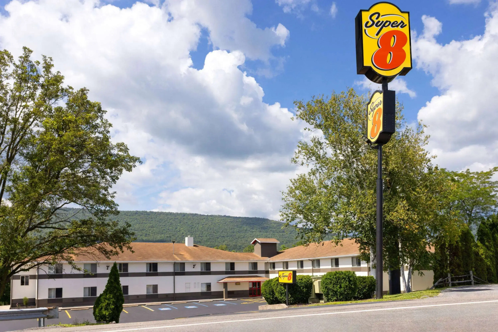 Super 8 by Wyndham Burnham/Lewistown