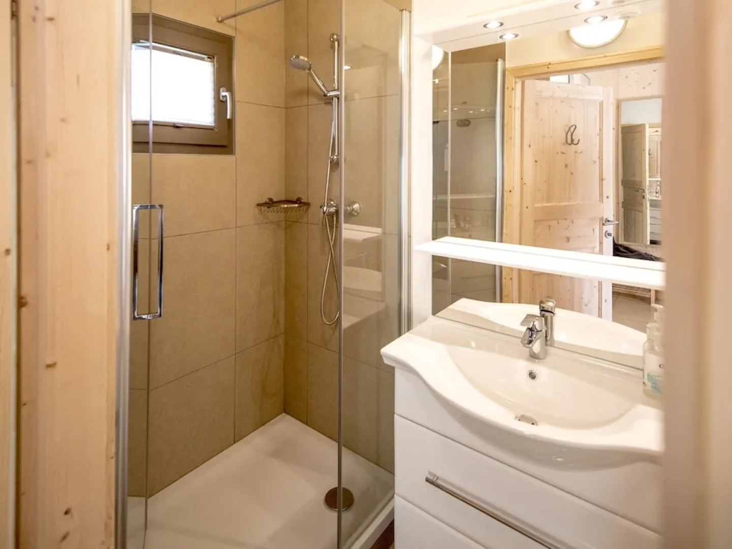 Lovely Chalet With Whirlpool