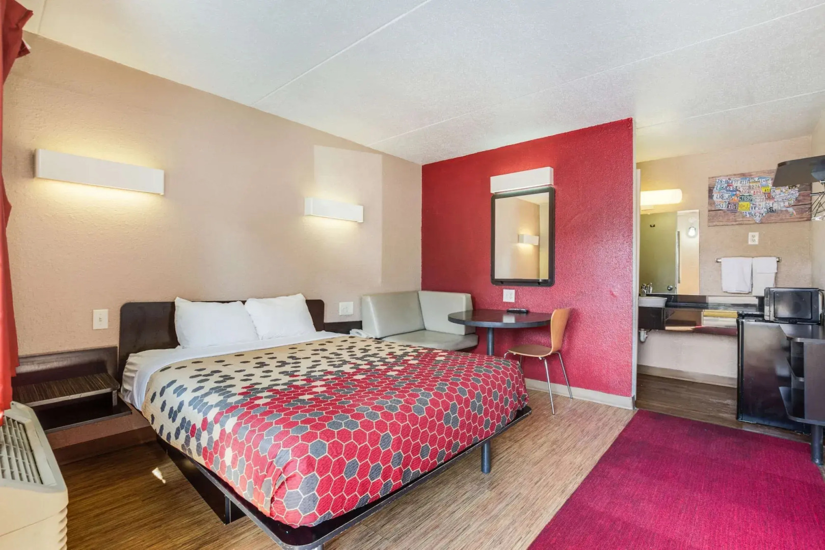 Econo Lodge Inn & Suites