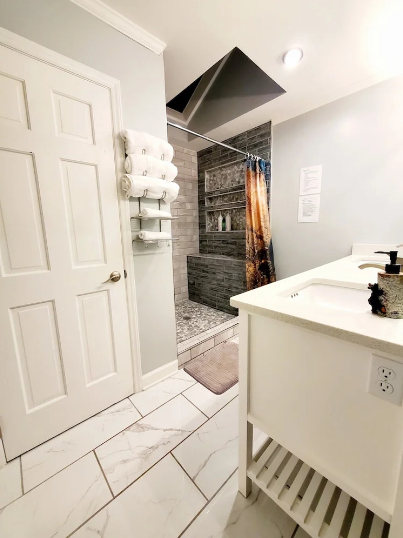 Kernersville Hot Tub  Pool  Arcade Gym Wifi Coffee