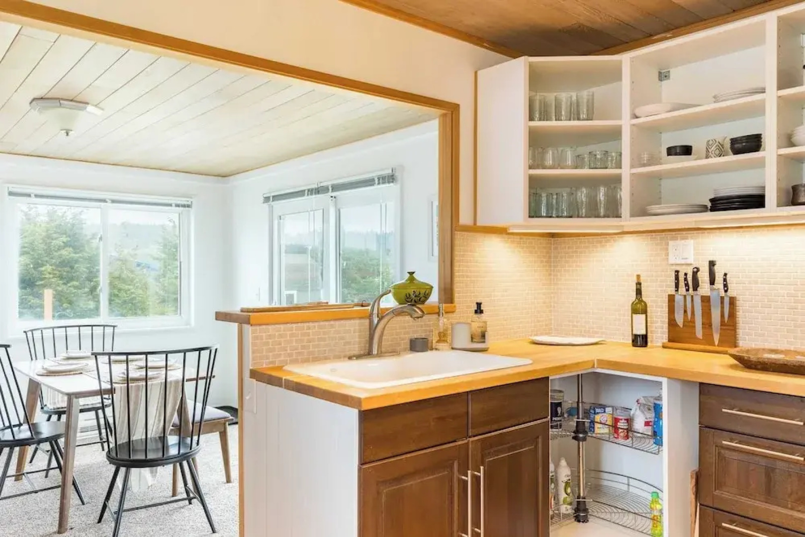 Swan Lake Cottage by Avantstay Views + Firepit