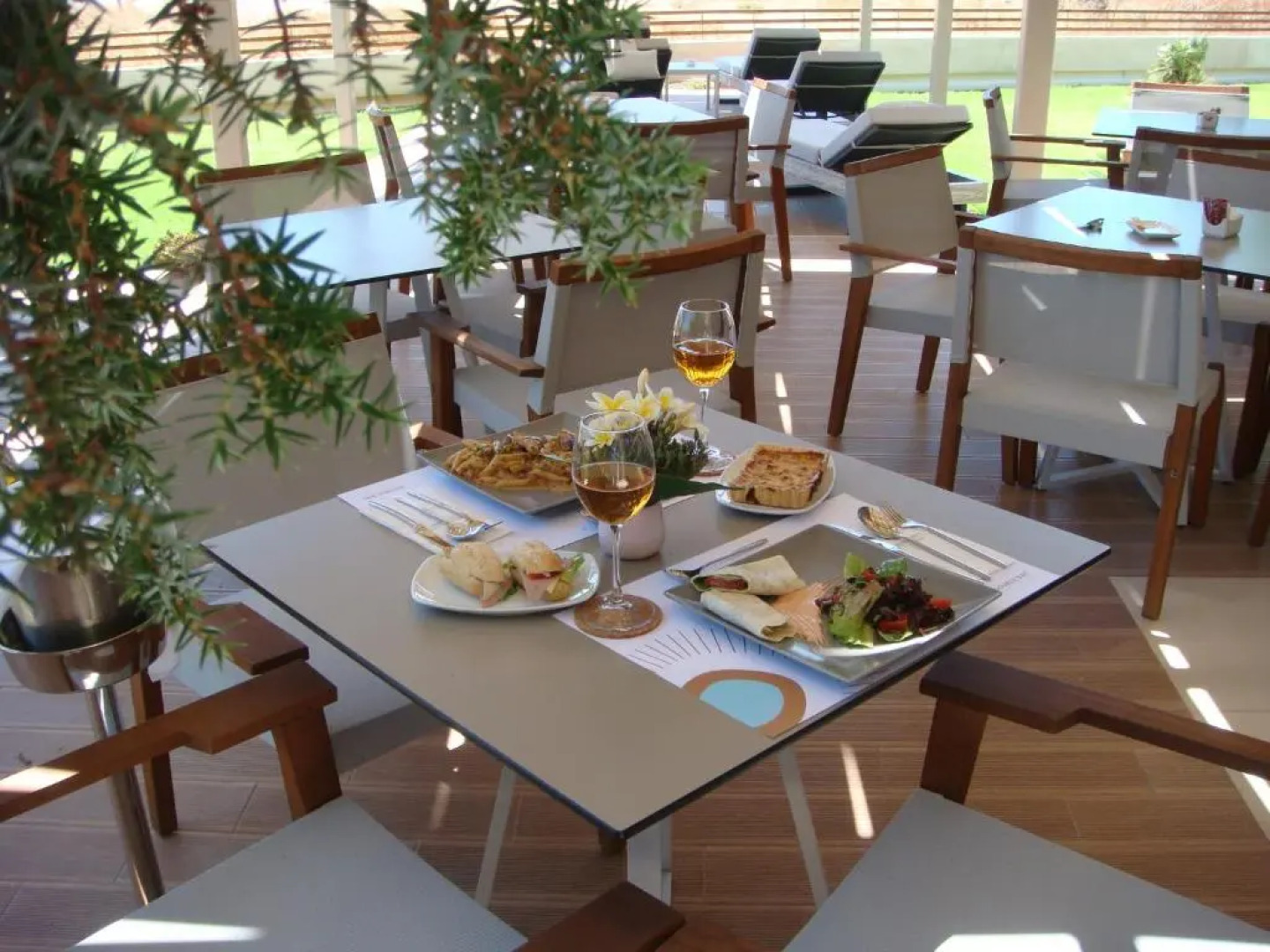 Double Bay Beach Hotel