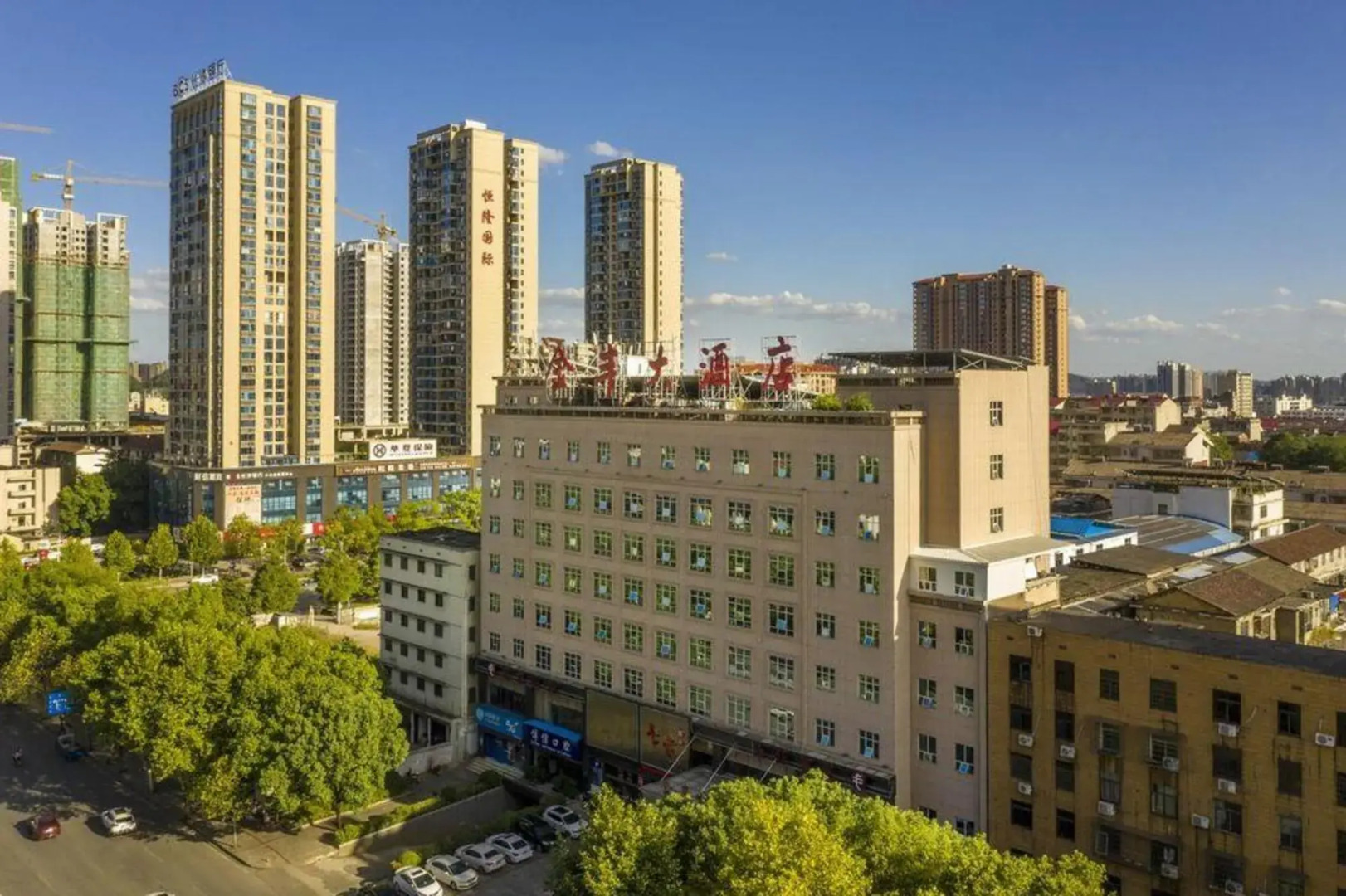 Jinfeng Hotel (Louxing Square Spring Garden Pedestrian Street Store)