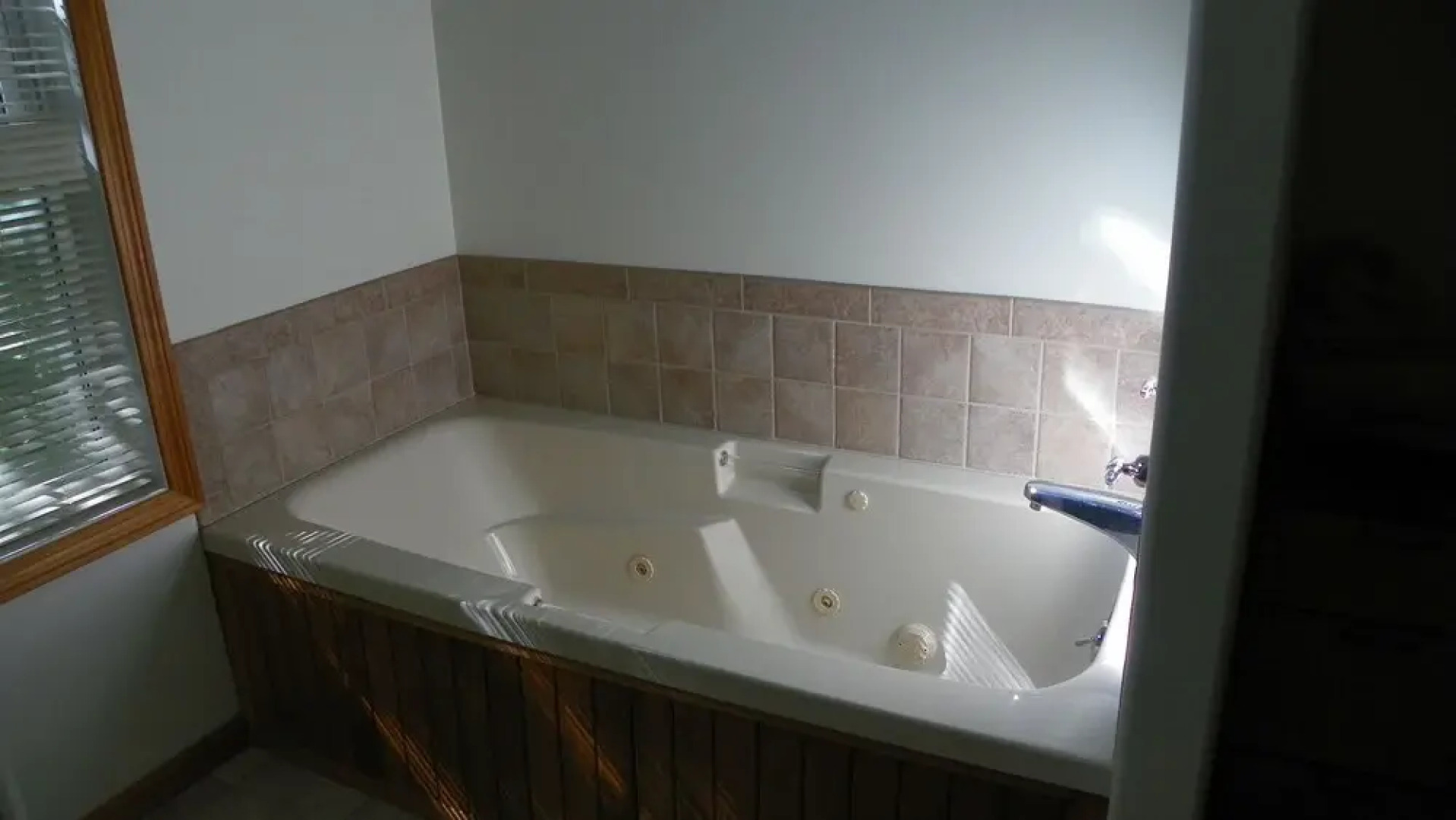 A Charming Private Home Rental, Beautifully Landscaped and Located in Forest Ridge, Lincoln, NH - Fr42l