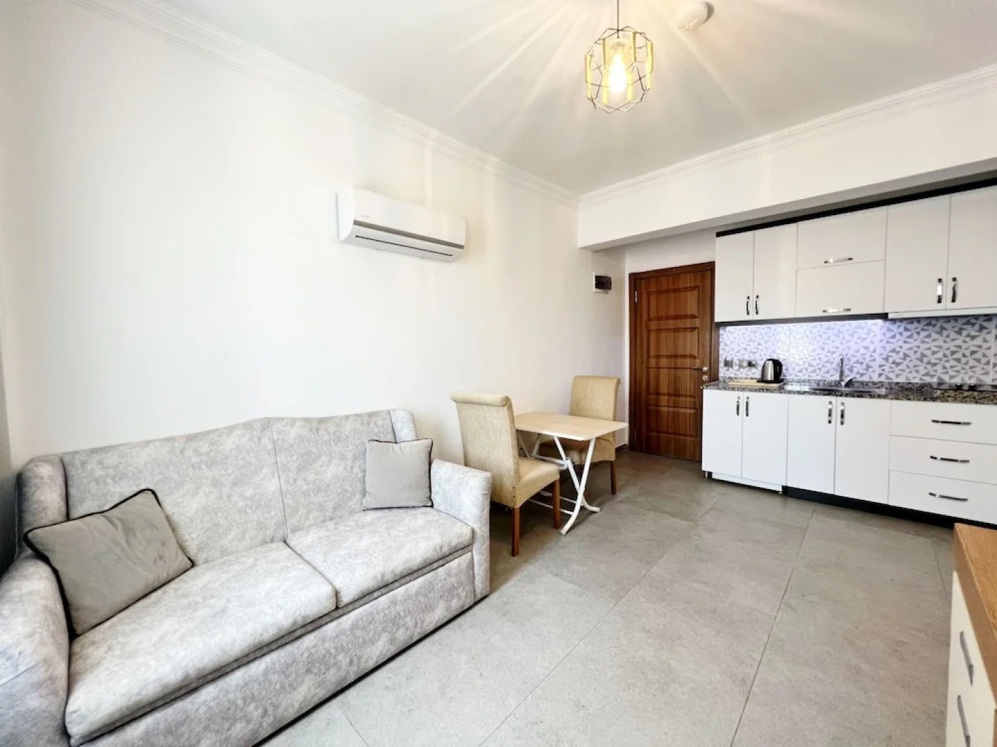 Akin Apart and Hotel