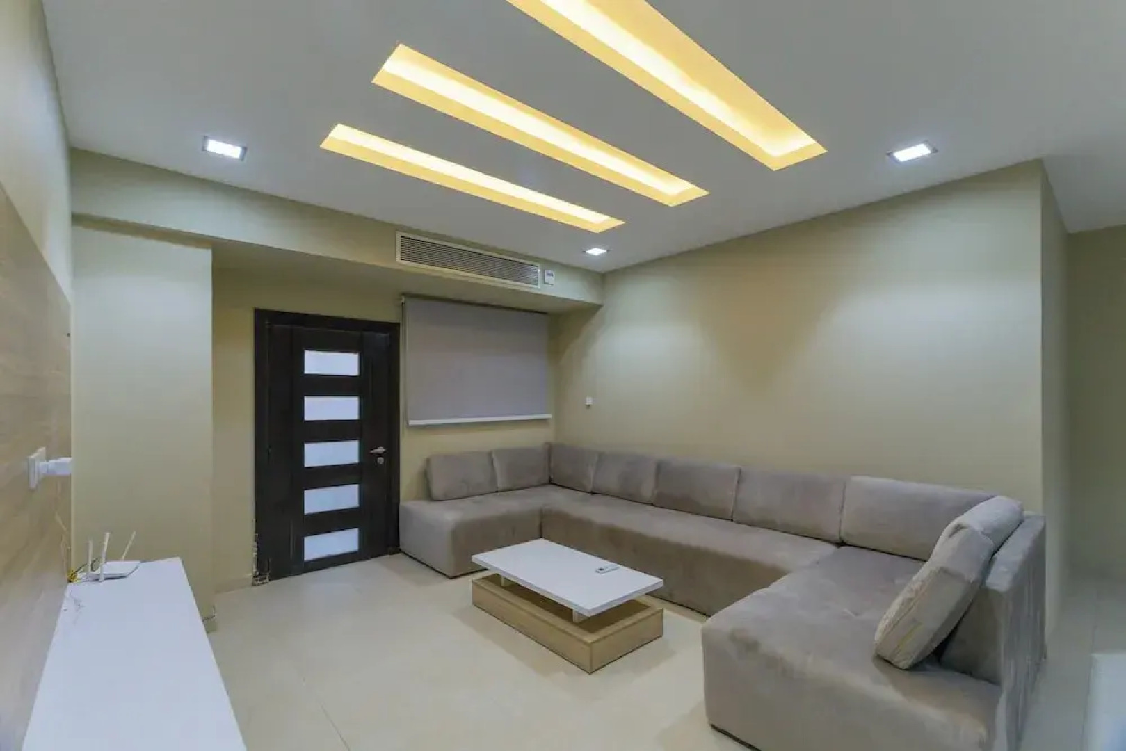 Villa With Private Pool In Beverly Hills