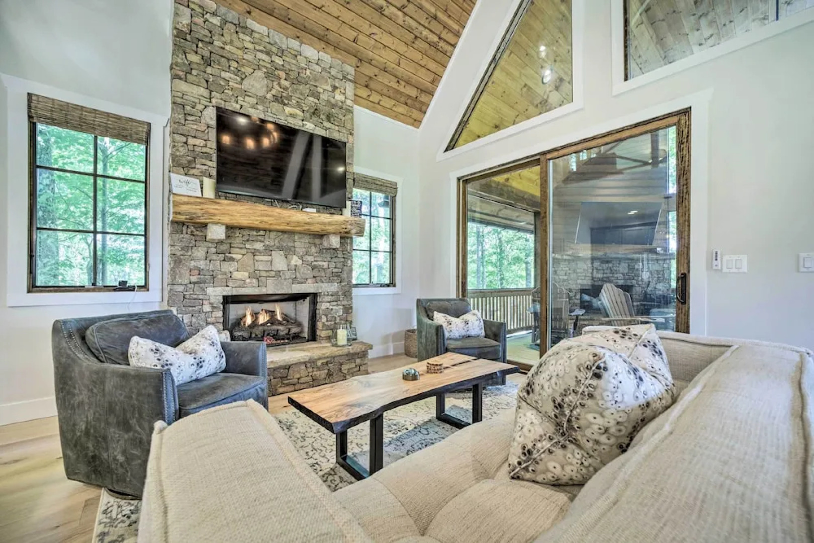 7 Mi to Ski Sapphire Valley: Resort-style Retreat